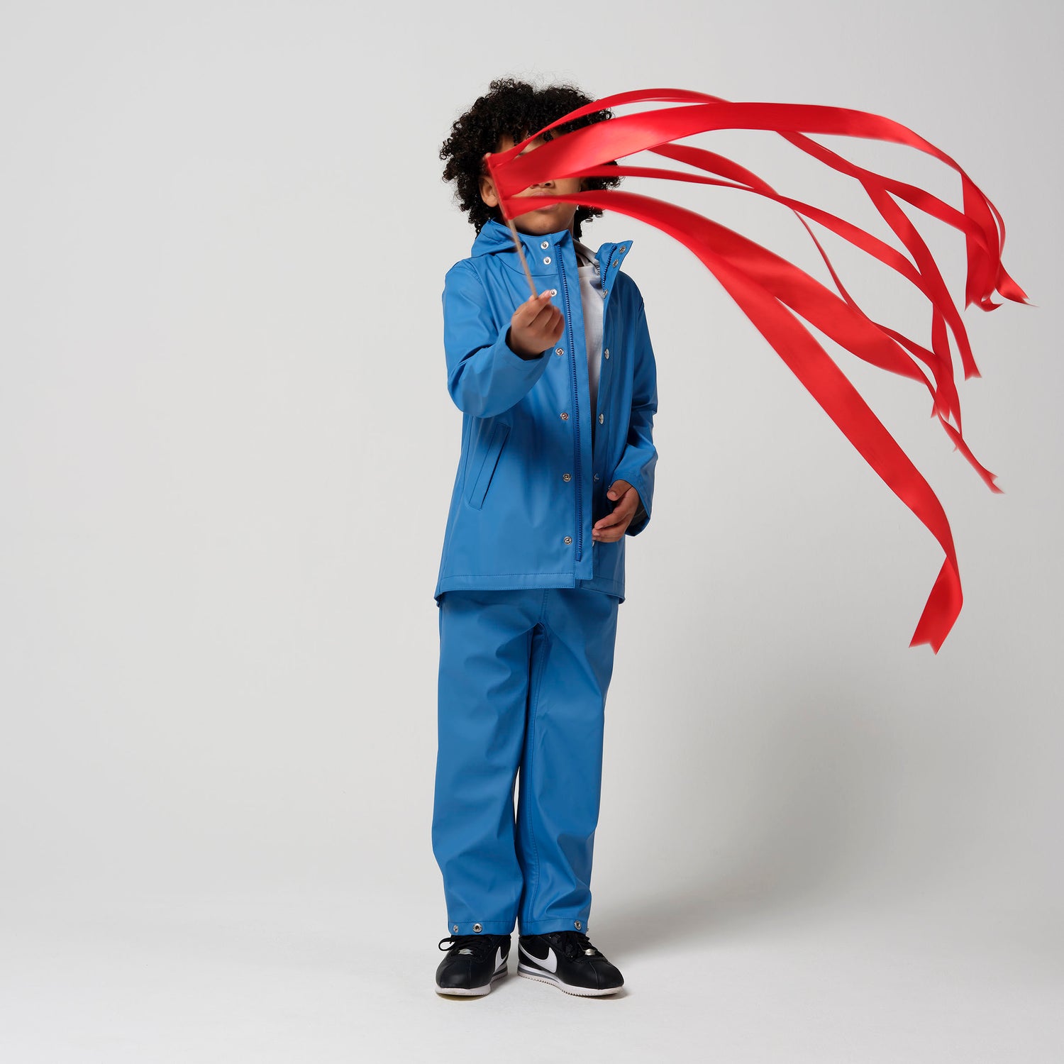 Kid wearing GOSOAKY ELEPHANT MAN Raincoat color belize blue - from Rainwear collection of Spring / Summer 2026